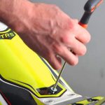 Mantenimiento y limpieza del filtro del aire en la moto de trial